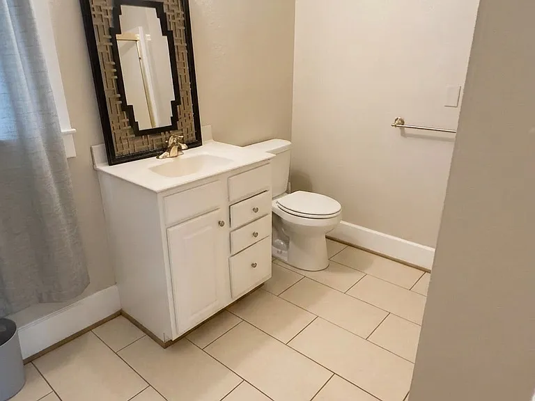 209 N Van Buren St #B — Photo 8