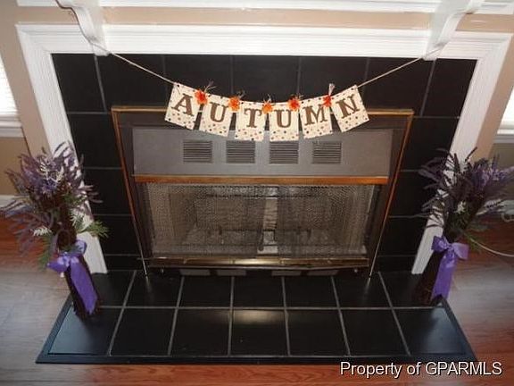 Gas log fireplace