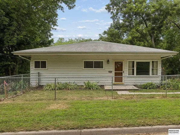 9704 N 31st St, Omaha, NE 68112