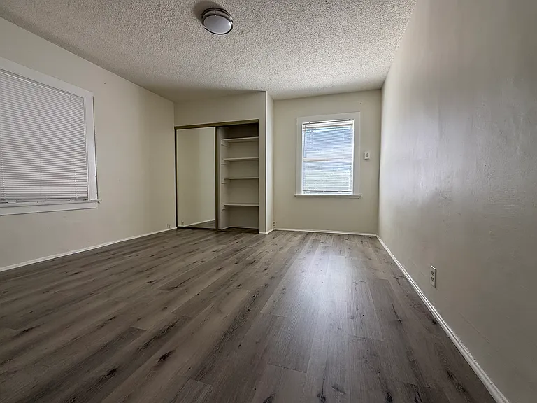 1116 Irving Ave — Photo 7