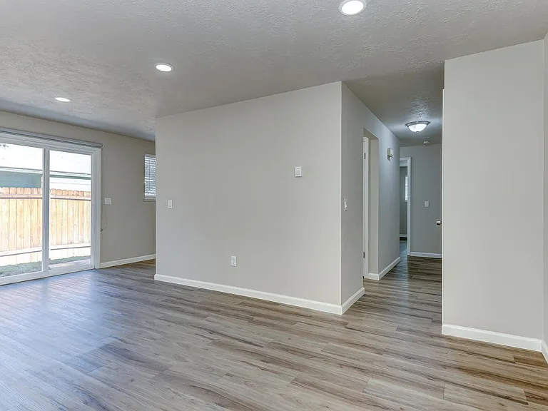 Beautifully Renovated 2 Bed, 1 Bath Townhouse Available July 1st! — Photo 8