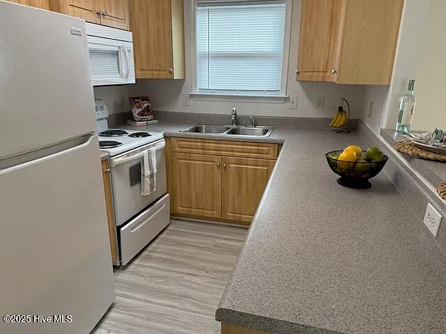 1105 Loman Ln — Photo 12
