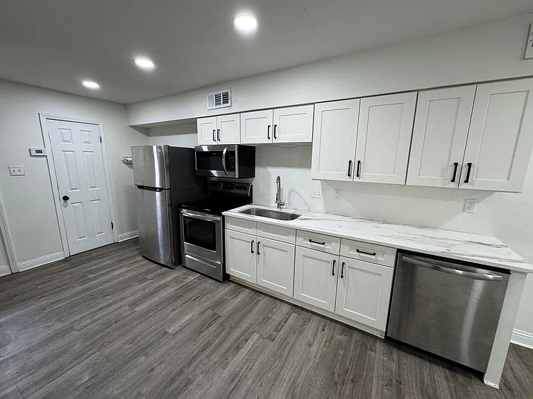 2301 Scott St — Photo 9