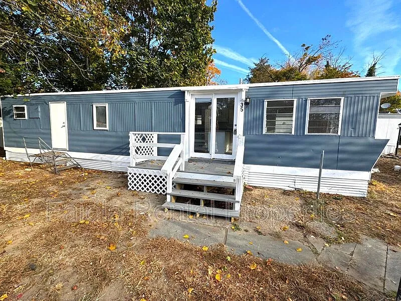 2 bed, 1.0 bath, $1,200 — Photo 2