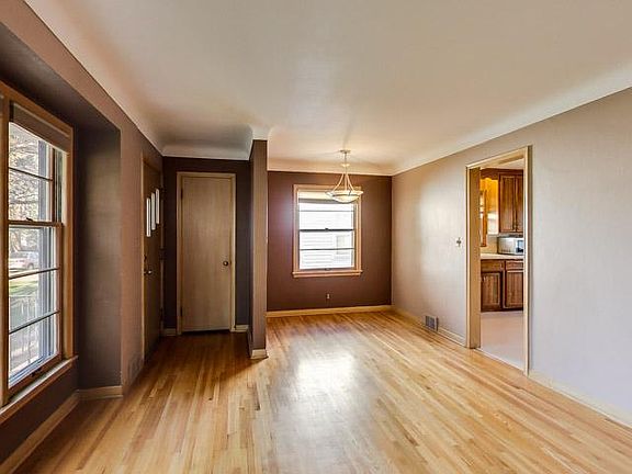 3rd image of 815 California Ave W