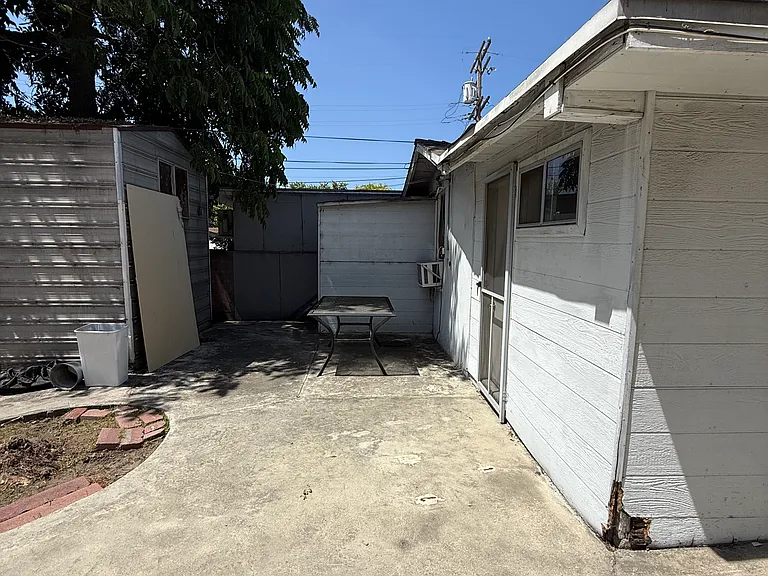 1116 Irving Ave — Photo 17