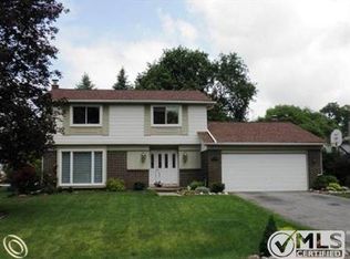 2964 Walmsley Circle Dr, Lake Orion, MI 48360