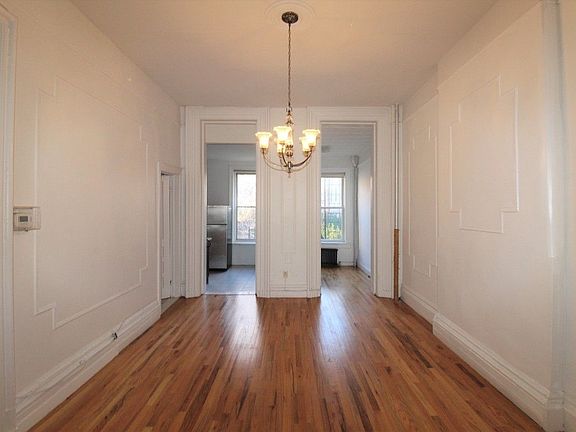 5th image of 523 Henry St