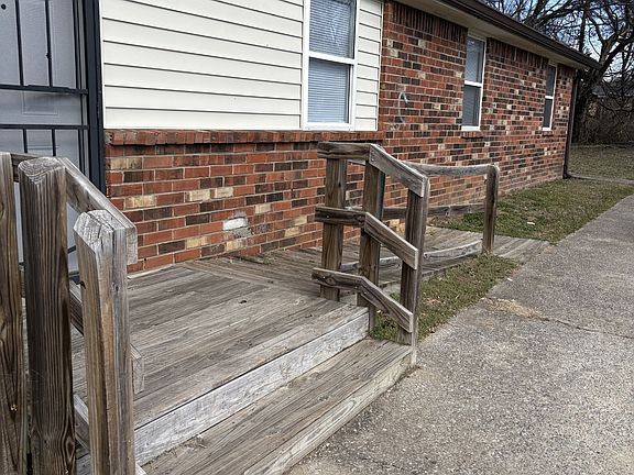 3rd image of 809 Brickmont Ct