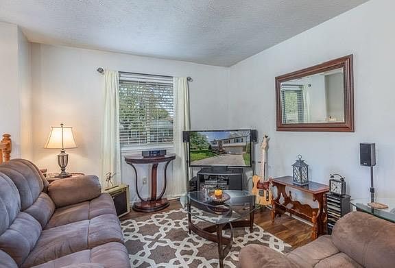 4th image of 835 Kingsway Dr