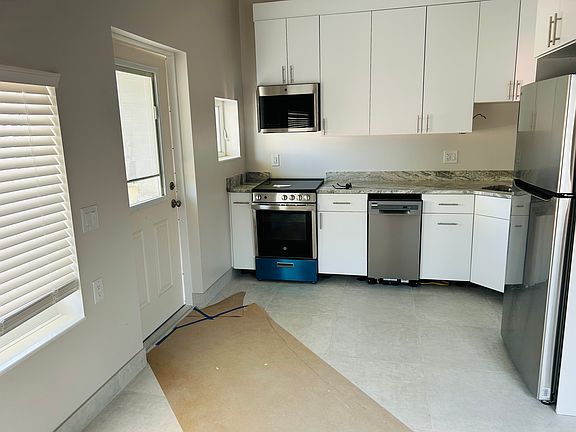 4th image of 205 Goodland Dr E