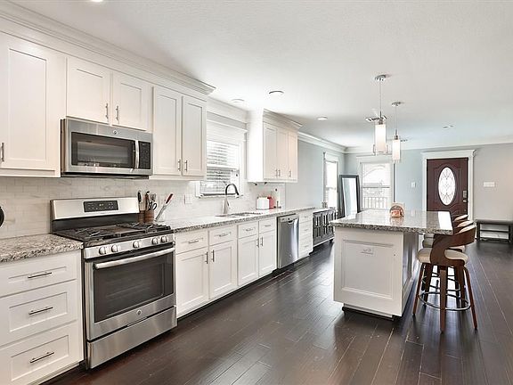 4th image of 816 Avenue Of Oaks St