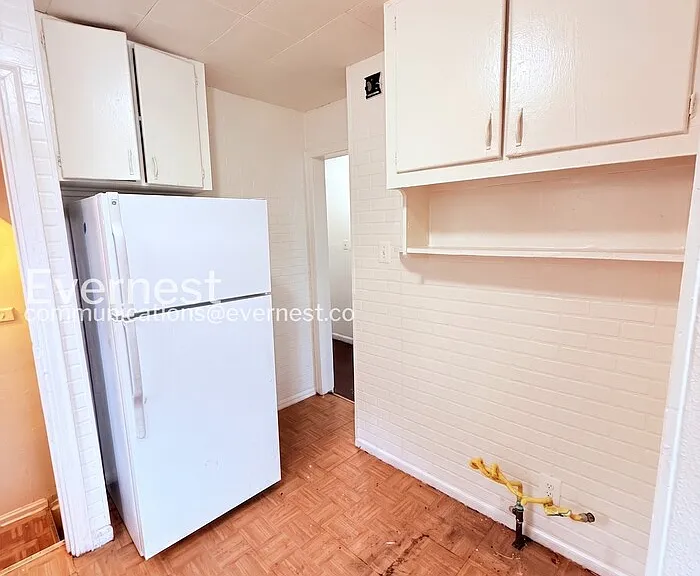 18659 Shaftsbury Ave — Photo 3