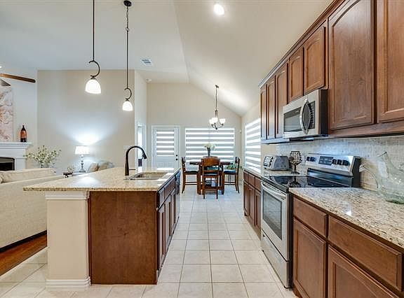 4th image of 1021 Montrose Ave