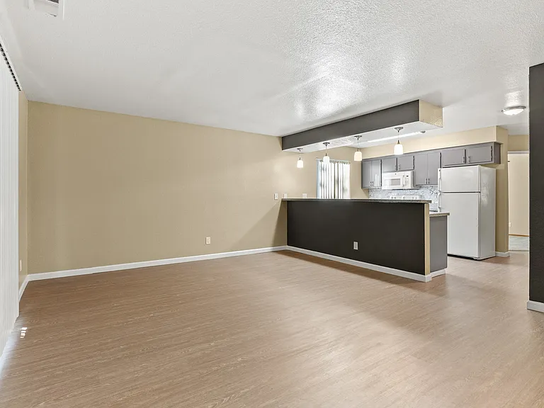 Redwood Cove Apartments — Photo 21