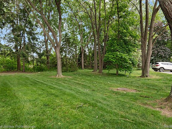 2nd image of 35766 Union Lake Rd
