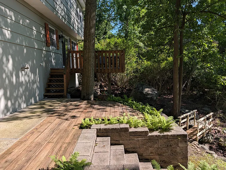 Crescent Dr S — Photo 9