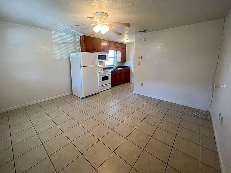 1406 SW 18th Pl #2 — Photo 2