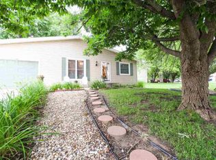 3906 SW Cambridge Ter, Topeka, KS 66610