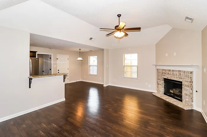 4 bed, 2.0 bath, 1708 sqft, $2,015 — Photo 4