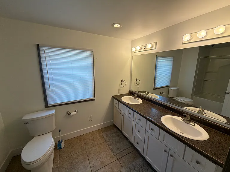 225 W Carroll St #2 — Photo 4