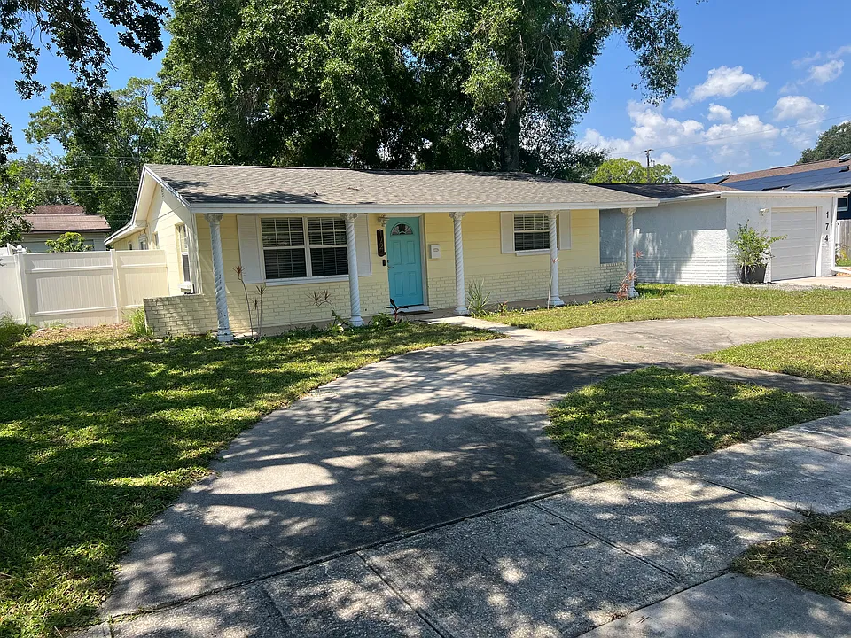 172 SW Lincoln Cir N