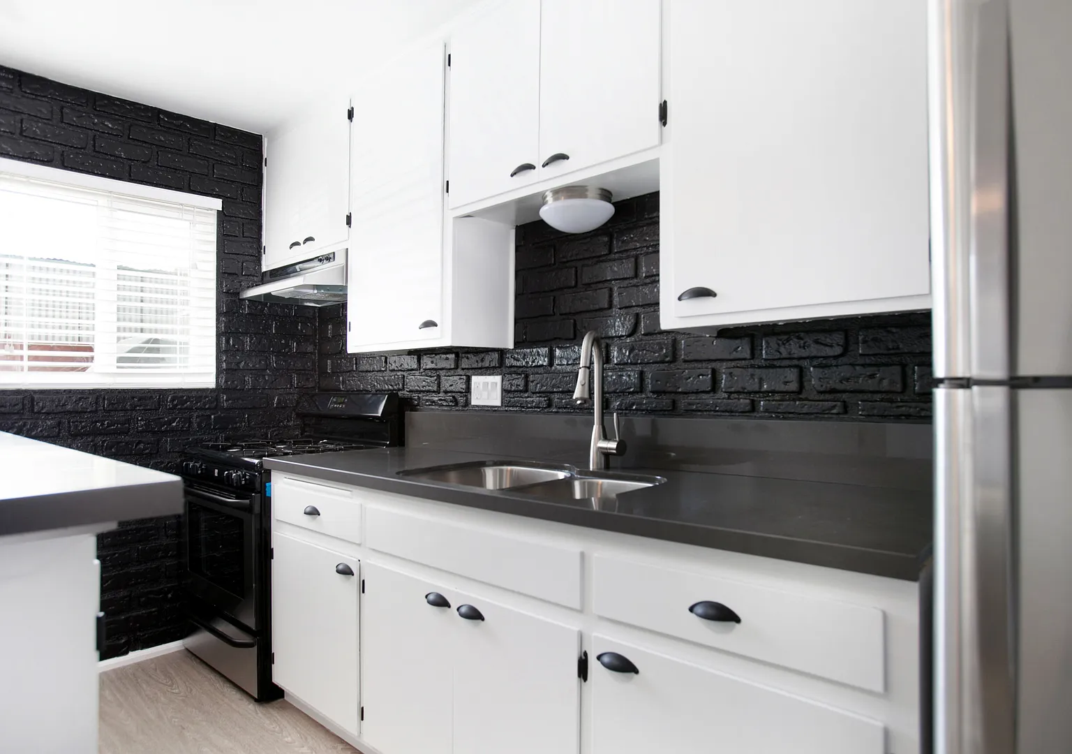 1413 Hemlock — Photo 2