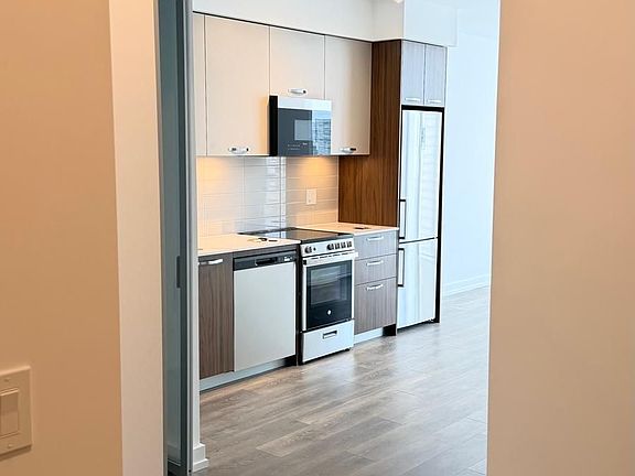 4th image of 75 James St S #1514