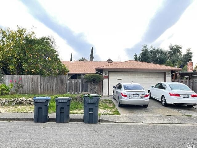 1st image of 320 Honeysuckle Dr