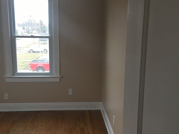 4th image of 304 Foster Ave
