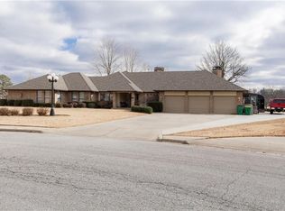 701 Fairway Cir, Springdale, AR 72764