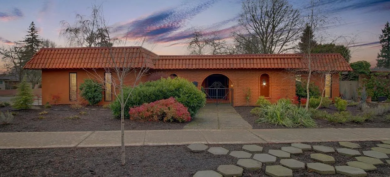 2434 Country Club Dr photo 1
