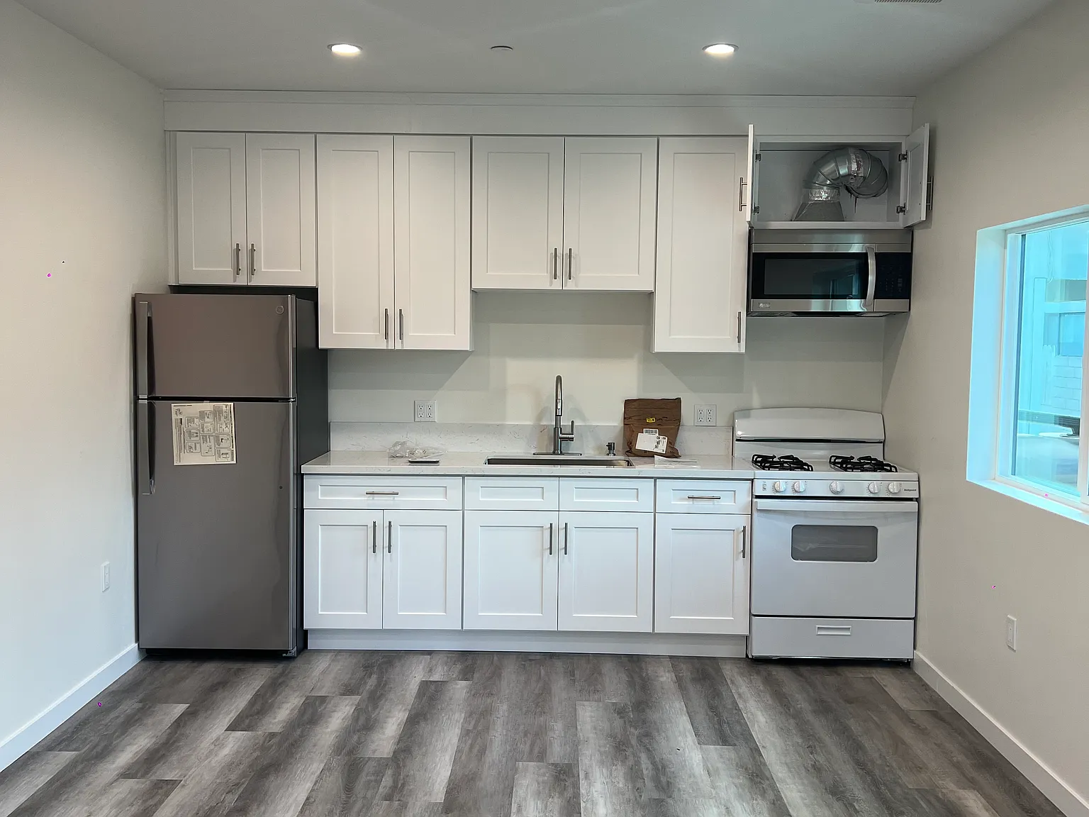 2 bed, 800 sqft, $2,300 — Photo 3
