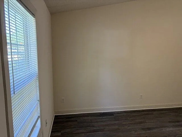 3 bed, 2.0 bath, 1200 sqft, $1,400 — Photo 3
