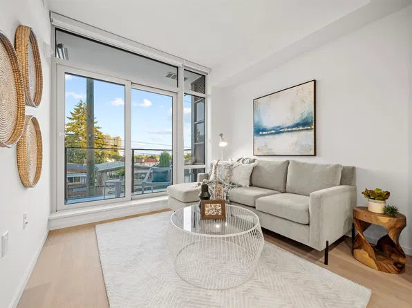8486 Oak St #206, Vancouver, BC V6P 4B1