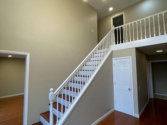 3rd image of 25030 Penshurst Dr