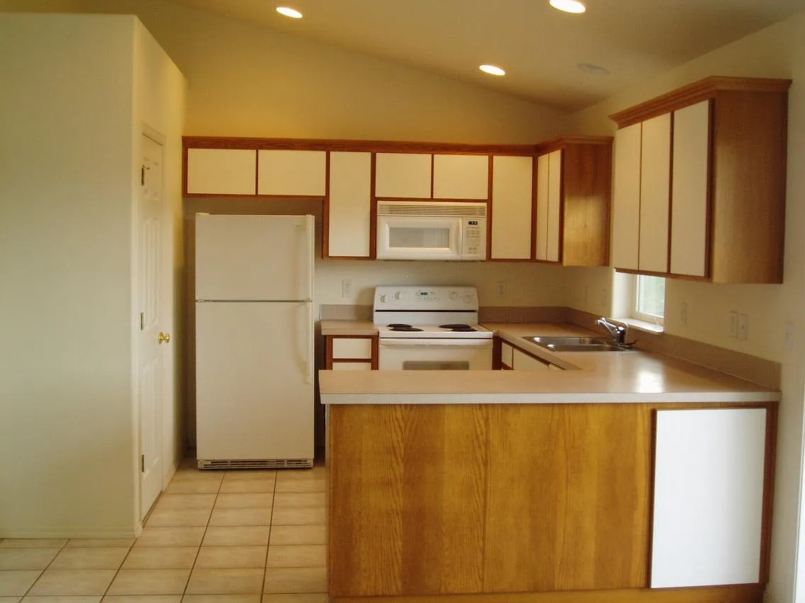 5 bed, 2217 sqft, $3,300 — Photo 2