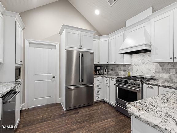 3rd image of 41 Oakthorn Ct