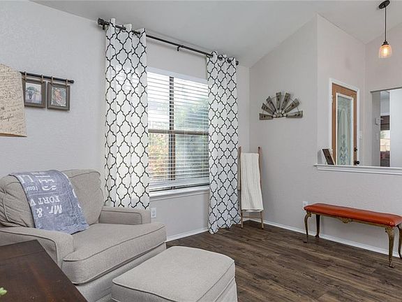 4th image of 220 Suttonwood Dr