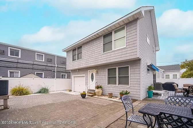 3 bed, 1.5 bath, 1128 sqft, $4,200 — Photo 2