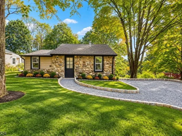 11 Laketop Dr, Hampton Twp., NJ 07860