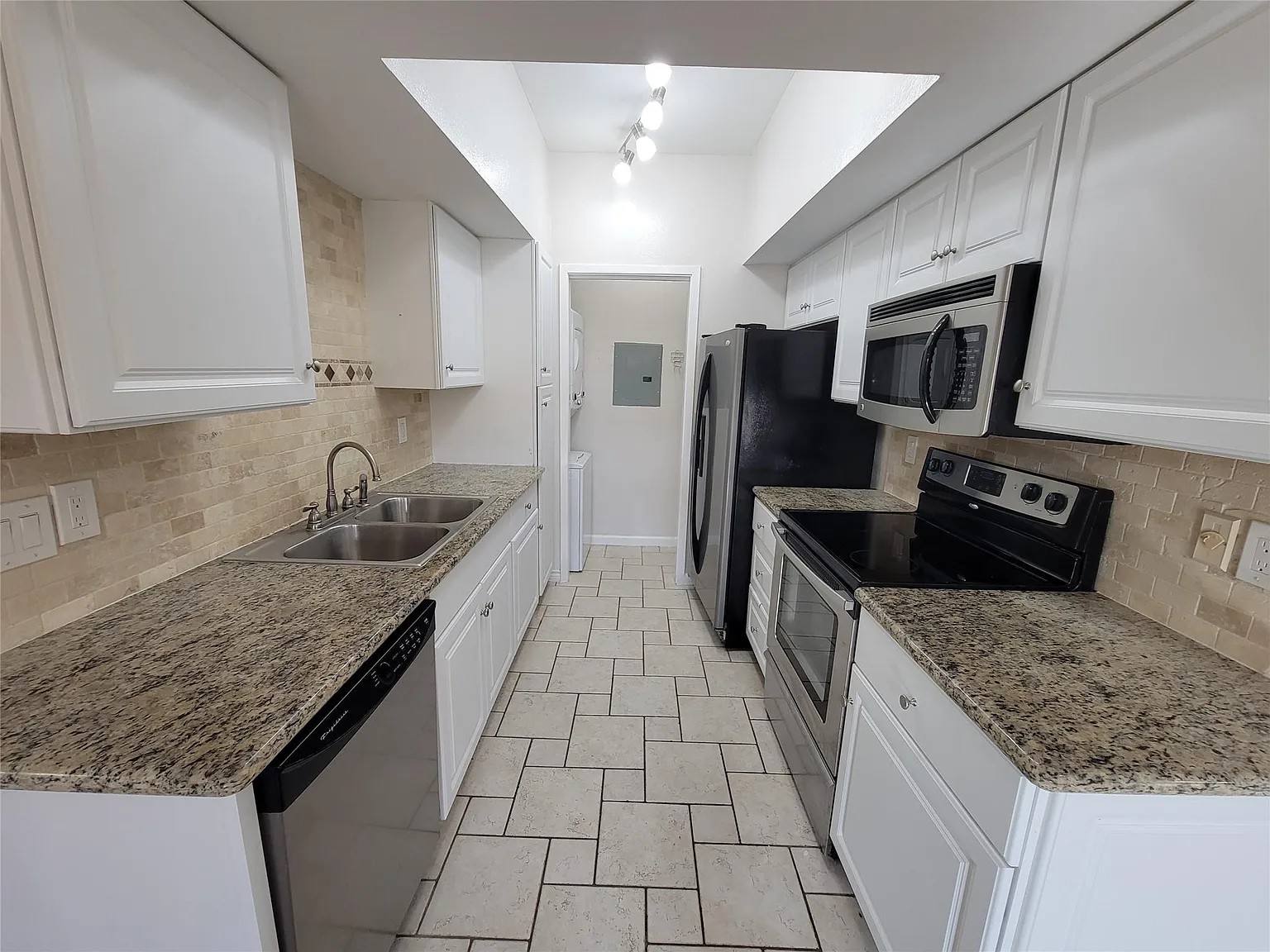 2 bed, 2.0 bath, 1046 sqft, $1,800 — Photo 3
