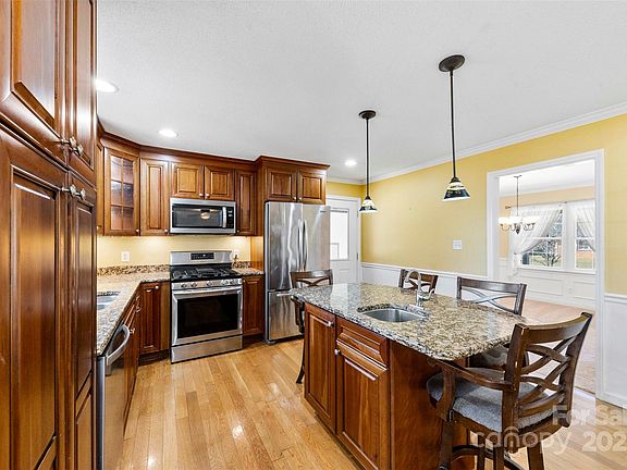 4th image of 1701 Montclair Ave