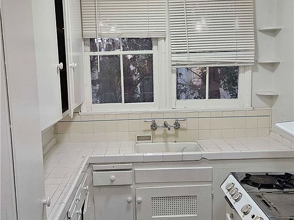 4th image of 209 S Reeves Dr