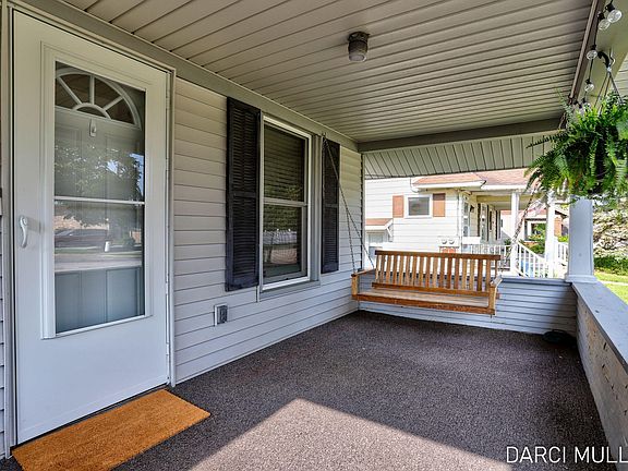 3rd image of 3884 30th St SW