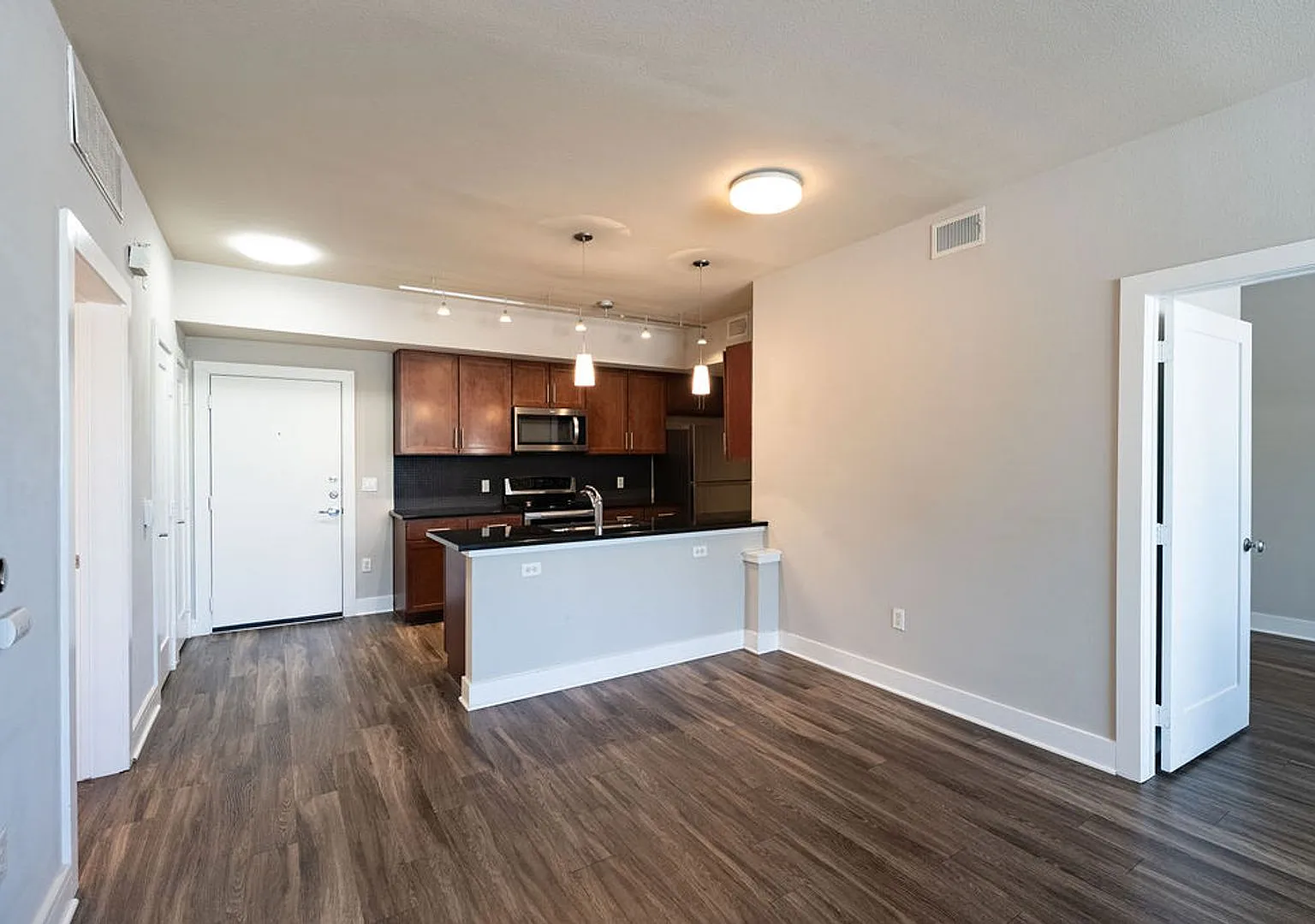 Modern 2 Bedroom, 2 Bathroom in West Campus — Photo 3
