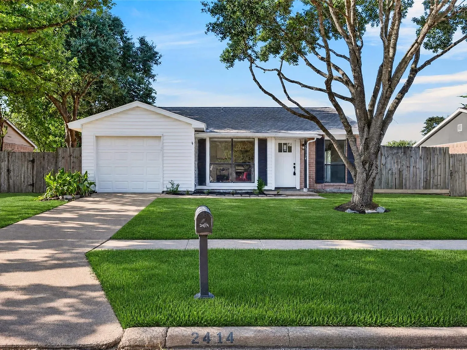 3 bed, 1.0 bath, 998 sqft, $1,650 — Photo 2