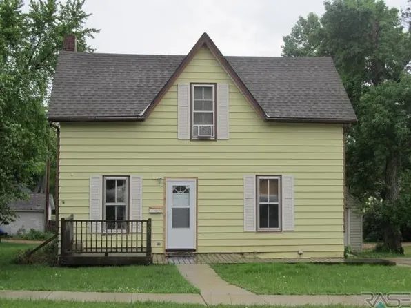 407 E 7th St, Dell Rapids, SD 57022