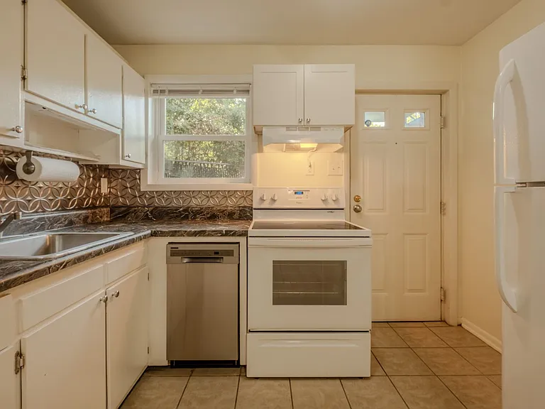 2BR on UGA Bus Route Minutes from UGA & Downtown Athens — Photo 18
