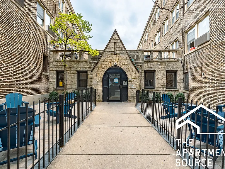 5647 N Clark St #304 — Photo 14